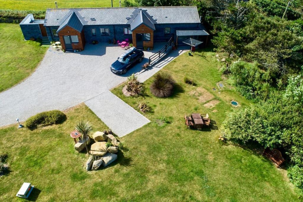 2 Bedroom Cottage Sleeps 4, With Pool Use, Сеннен Экстерьер фото