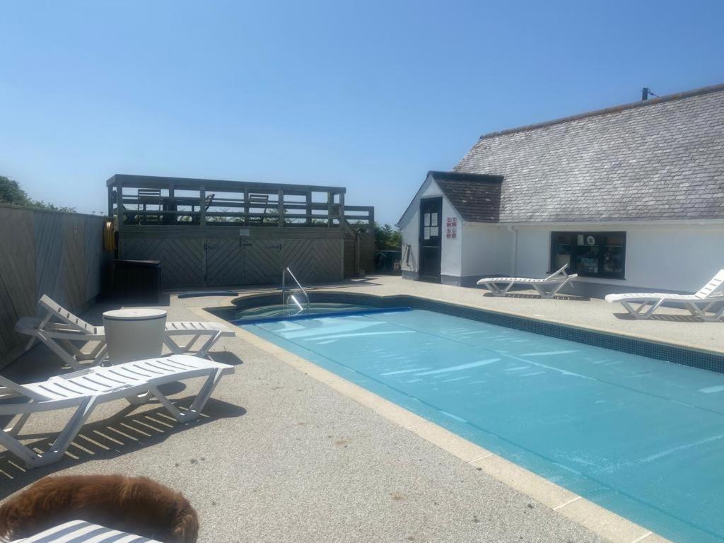 2 Bedroom Cottage Sleeps 4, With Pool Use, Сеннен Экстерьер фото